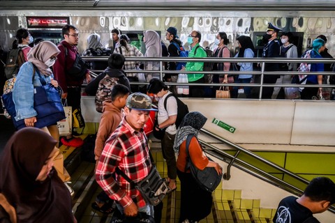 Sejumlah pemudik kereta api Argo Parahyangan berjalan keluar setibanya di Stasiun Gambir, Jakarta, Senin (15/4/2024). Foto: Rivan Awal Lingga/ANTARA FOTO