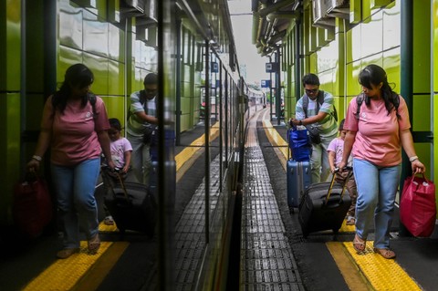 Sejumlah pemudik kereta api Argo Sindoro berjalan keluar setibanya di Stasiun Gambir, Jakarta, Senin (15/4/2024). Foto: Rivan Awal Lingga/ANTARA FOTO