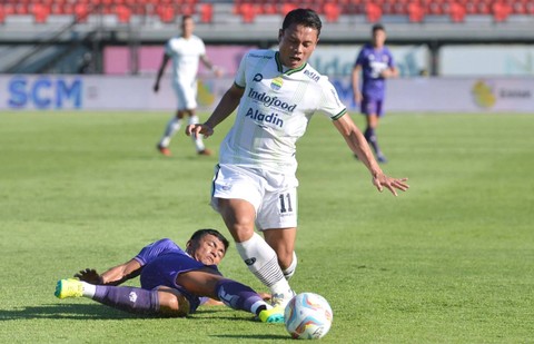 Pemain Persib Bandung Dedi Kusnandar (kanan) berebut bola dengan pemain Persita Tangerang Irsyad Maulana (kiri) saat pertandingan Liga 1 2023/2024 di Stadion Kapten I Wayan Dipta, Gianyar, Bali, Senin (15/4/2024). Foto: Fikri Yusuf/ANTARA FOTO