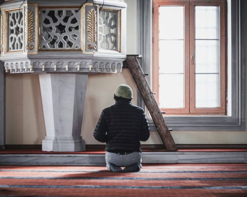 Ilustrasi untuk Tata Cara Jamak Taqdim. Sumber: Unsplash/Imad Alassiry