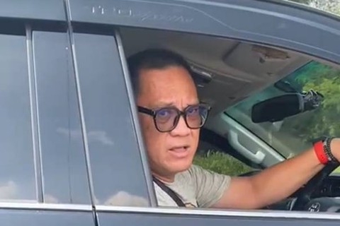 Video amatir pria arogan berpelat dinas Mabes TNI. Foto: X@tantekostt