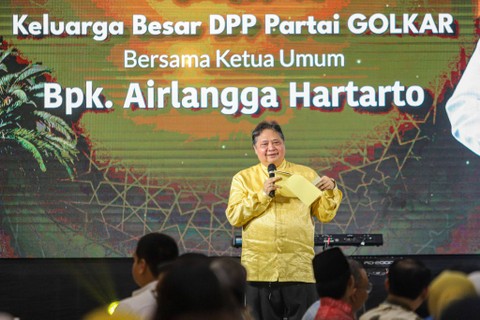 Ketua Partai Golkar Airlangga Hartarto memberikan sambutan di acara Halalbihalal di DPP Golkar, Jakarta, Senin (15/4/2024). Foto: Iqbal Firdaus/kumparan