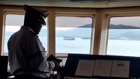 Nakhoda Kapal Motor Penyebrangan (KMP) Sebuku, Kapten Dwi Irianto, menjalankan tugas saat Idul Fitri 1445 Hijriah. Foto: kumparan