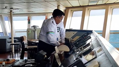 Suasana di kokpit Kapal Motor Penyebrangan (KMP) Sebuku. Foto: kumparan