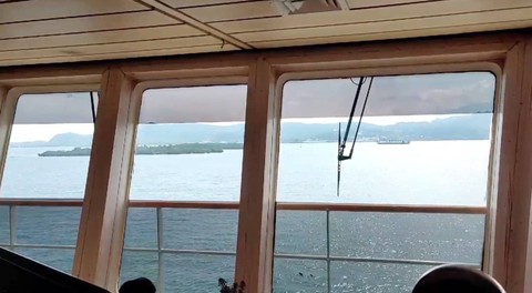 Pemandangan dari di kokpit Kapal Motor Penyebrangan (KMP) Sebuku. Foto: kumparan