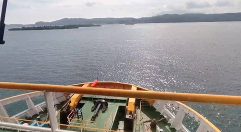 Pemandangan dari di kokpit Kapal Motor Penyebrangan (KMP) Sebuku. Foto: kumparan