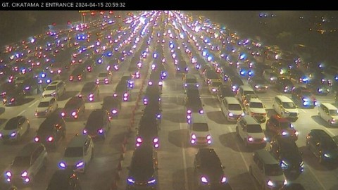 Arus lalu lintas di Tol Jakarta-Cikampek pada Senin (15/4/2024) malam. Foto: Dok. Istimewa