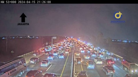 Arus lalu lintas di Tol Jakarta-Cikampek pada Senin (15/4/2024) malam. Foto: Dok. Istimewa