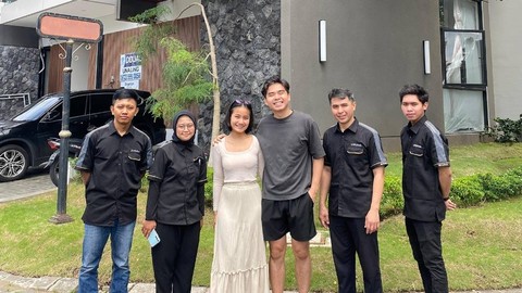 Brand lantai SPC, Purva, dipercaya untuk mengubah interior rumah salah satu influencer Surabaya Arvhie Hanafi dan Jessica Ceren. Foto: Dok. Istimewa