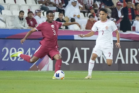 Pemain Timnas U-23 Indonesia Marselino Ferdinan berebut bola dengan pemain Timnas U-23 Qatar pada pertandingan Grup A Piala Asia U-23 di Jassim Bin Hamad Stadium, Qatar, Senin (15/4/2024). Foto: PSSI