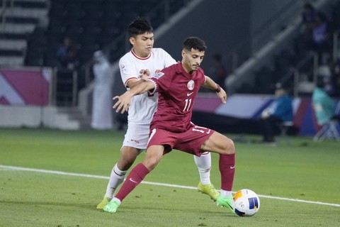 Pemain Timnas U-23 Indonesia Witan Sulaeman berebut bola dengan pemain Timnas U-23 Qatar pada pertandingan Grup A Piala Asia U-23 di Jassim Bin Hamad Stadium, Qatar, Senin (15/4/2024). Foto: PSSI