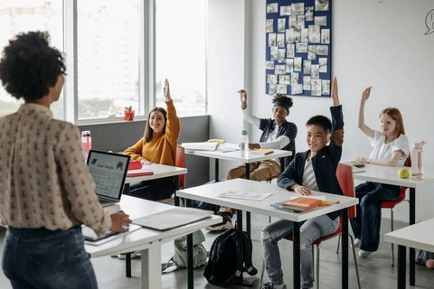 Ilustrasi suasana aktif dan gembira di ruang kelas, sumber: Pexels