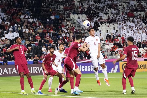 Pesepak bola Timnas U-23 Indonesia Muhammad Ferarri (kedua kanan) menyundul bola saat melawan Timnas U-23 Qatar pada Kualifikasi Grup A Piala Asia U-23 2024 di Stadion Jassim Bin Hamad, Doha, Qatar, Senin (15/4/2024). Foto: HO-PSSI/Antara