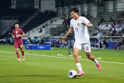 Pesepak bola Timnas U-23 Indonesia Rafael William Struick (kanan) menggiring bola saat melawan Timnas U-23 Qatar pada Kualifikasi Grup A Piala Asia U-23 2024 di Stadion Jassim Bin Hamad, Doha, Qatar, Senin (15/4/2024). Foto: HO-PSSI/Antara
