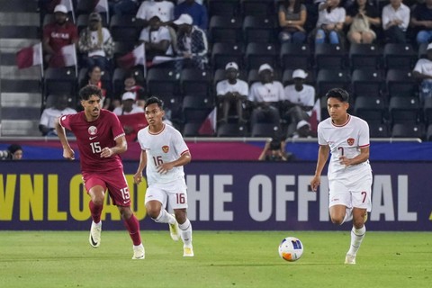 Pesepak bola Timnas U-23 Indonesia Marselino Ferdinan (kanan) menggiring bola saat melawan Timnas U-23 Qatar pada Kualifikasi Grup A Piala Asia U-23 2024 di Stadion Jassim Bin Hamad, Doha, Qatar, Senin (15/4/2024). Foto: HO-PSSI/Antara