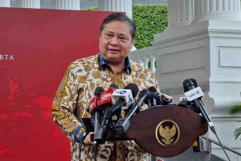Menko Perekonomian Airlangga Hartarto usai ratas membahas situasi terkini Iran-Israel, Selasa (16/4/2024) Foto: Nadia Riso/kumparan