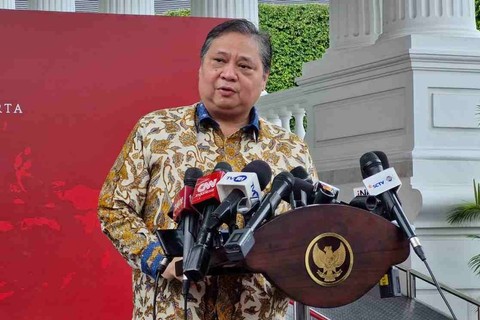 Menko Perekonomian Airlangga Hartarto usai ratas membahas situasi terkini Iran-Israel, Selasa (16/4/2024) Foto: Nadia Riso/kumparan