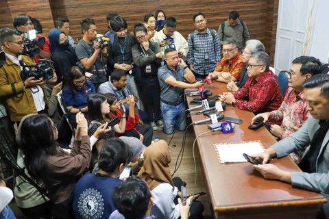 Ketua Umum PDIP Megawati Soekarnoputri yang diwakili Sekjen PDIP Hasto Kristiyanto dan Djarot Saiful Hidayat menyampaikan Amicus Curiae atau Sahabat Pengadilan untuk MK di Kantor Mahkamah Konstitusi, Jakarta, Selasa (16/4/2024). Foto: Iqbal Firdaus/kumparan