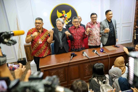 Konpers terkait Ketua Umum PDIP Megawati Soekarnoputri yang diwakili Sekjen PDIP Hasto Kristiyanto dan Djarot Saiful Hidayat menyampaikan Amicus Curiae atau Sahabat Pengadilan untuk MK di Kantor Mahkamah Konstitusi, Jakarta, Selasa (16/4/2024). Foto: Iqbal Firdaus/kumparan