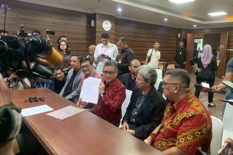 Sekjen PDIP Hasto Kristiyanto dan Ketua DPP Djarot Saiful Hidayat mewakili Ketum Megawati Soekarnoputri menyerahkan surat Amicus Curiae atau Sahabat Pengadilan ke MK Selasa (16/4/2024) Foto: Paulina Herasmaranindar/kumparan