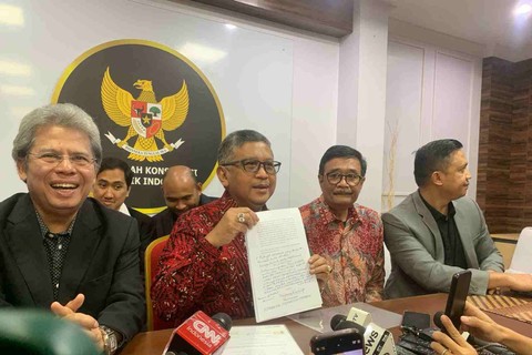 Sekjen PDIP Hasto Kristiyanto dan Ketua DPP Djarot Saiful Hidayat mewakili Ketum Megawati Soekarnoputri menyerahkan surat Amicus Curiae atau Sahabat Pengadilan ke MK Selasa (16/4/2024) Foto: Paulina Herasmaranindar/kumparan