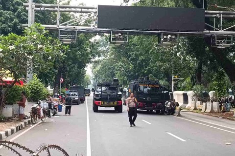 Jalan Medan Merdeka Barat ditutup jelang aksi demonstrasi di kawasan Patung Kuda, Jakarta Pusat, Selasa (16/4/2024) Foto: Fadlan Nuril Fahmi/kumparan