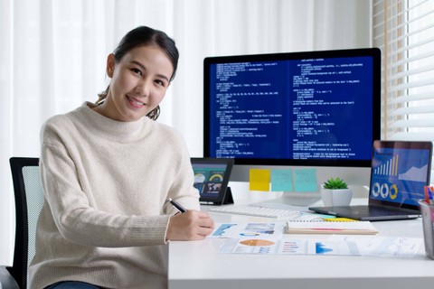 Ilustrasi perempuan karier. Foto: Chay_Tee/Shutterstock