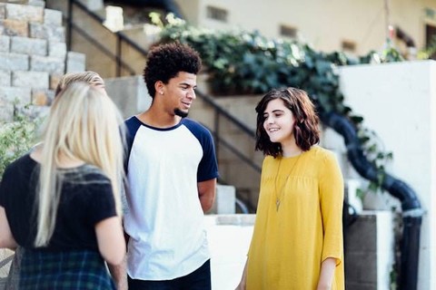 Tuliskan Beberapa Pengalaman Anda Ketika Bersilaturahmi Ke Saudara Ataupun Tetangga! Foto Hanya Ilustrasi. Sumber Foto: Unsplash.com/Alexis Brown