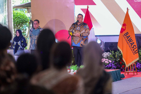 Ketua Bawaslu Rahmat Bagja memimpin apel HUT Bawaslu ke-16 pada Selasa (16/4/2024). Foto: Iqbal Firdaus/kumparan
