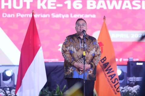 Ketua Bawaslu Rahmat Bagja memimpin apel HUT Bawaslu ke-16 pada Selasa (16/4/2024). Foto: Iqbal Firdaus/kumparan