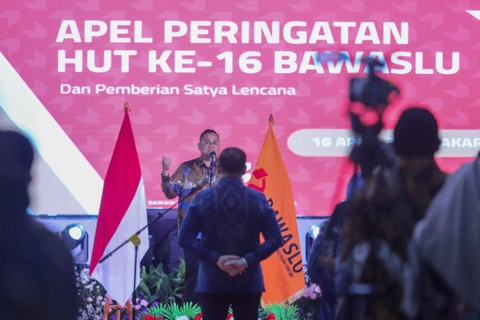 Ketua Bawaslu Rahmat Bagja memimpin apel HUT Bawaslu ke-16 pada Selasa (16/4/2024). Foto: Iqbal Firdaus/kumparan
