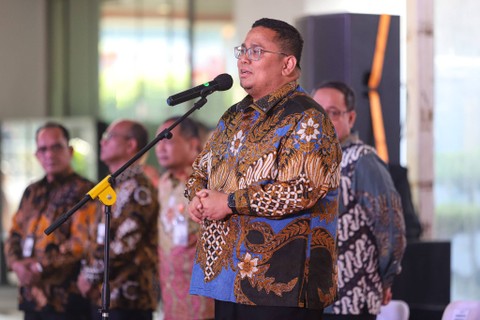 Ketua Bawaslu Rahmat Bagja memimpin apel HUT Bawaslu ke-16 pada Selasa (16/4/2024). Foto: Iqbal Firdaus/kumparan