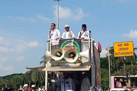 Anggota Tim Hukum Nasional AMIN, Refly Harun saat orasi dalam aksi 164 Istighotsah Kubro, Patung Kuda, Jakarta Pusat, Selasa (16/4/2024) Foto: Fadlan Nuril Fahmi/kumparan