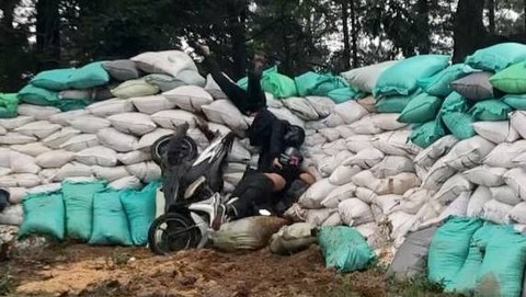 Salah satu pemotor alami rem blong dan menabrak benteng penyelamat, di jalur turunan Cangar, Pacet, Senin (15/4/2024). Foto: Dok. mili.id