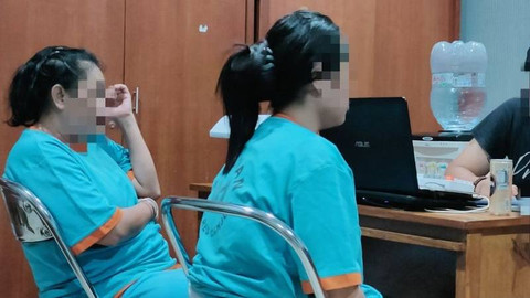 Dua orang perempuan RN dan LR ditangkap polisi karena terlibat dalam kasus tindak pidana perdagangan orang (TPPO) dengan modus kawin kontrak setelah korban yang dijebak melapor, Minggu (14/4/2024). Foto: Ahmad FikrI/Antara Foto