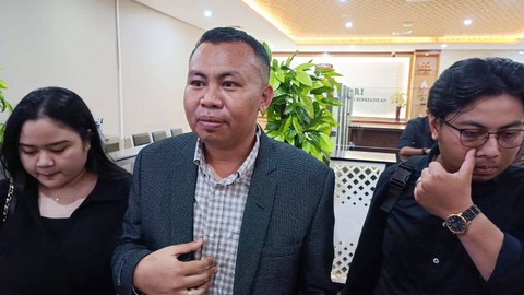 Pengacara korban pria arogan berpelat dinas TNI Palsu, Paulinus Dugis (tengah), saat menemani kedua kliennya membuat laporan polisi di Bareskrim Polri, Selasa (16/4/2024). Foto: Thomas Bosco/kumparan