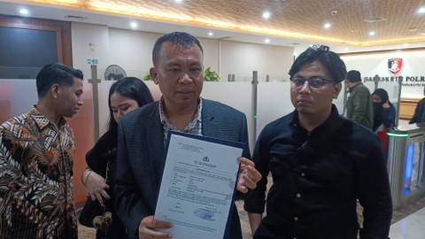 Pengacara korban pria arogan berpelat dinas TNI Palsu, Paulinus Dugis (tengah), saat menemani kedua kliennya membuat laporan polisi di Bareskrim Polri, Selasa (16/4/2024). Foto: Thomas Bosco/kumparan