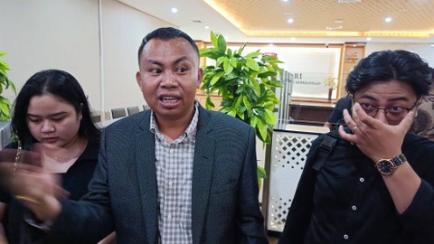 Pengacara korban pria arogan berpelat dinas TNI Palsu, Paulinus Dugis (tengah), saat menemani kedua kliennya membuat laporan polisi di Bareskrim Polri, Selasa (16/4/2024). Foto: Thomas Bosco/kumparan