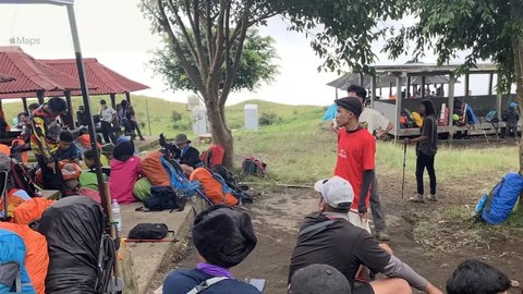 Pendaki Gunung Rinjani diturunkan petugas karena tak memiliki tiket resmi. Foto: Instagram/@btn_gn_rinjani