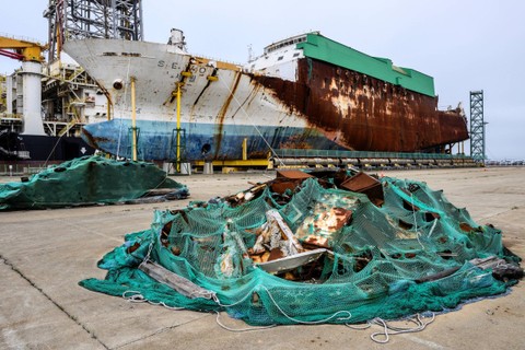 Kapal feri Sewol yang berhasil diselamatkan (kembali) terlihat di balik puing-puingnya yang dipajang di pelabuhan di Mokpo, Provinsi Jeolla Selatan, Korea Selatan pada Selasa (16/4/2024). Foto: Anthony Wallace/AFP