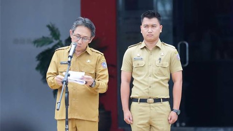 Penjabat Bupati Sitaro, Joi Eltiano B Oroh saat memberikan sambutan di apel perdana ASN usai libur lebaran, Selasa (16/4).