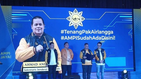Sekretaris Jenderal DPP AMPI, Ahmad Andi Bahari membacakan deklarasi dukungan kepada Airlangga Hartarto untuk maju kembali di Munas Partai Golkar di Hotel Double Tree, Jakarta Pusat, Selasa (16/4/2024). Foto: Zamachsyari/kumparan