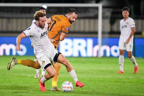 Pesepak bola Bhayangkara FC Matias Mier (kanan) berusaha melewati hadangan pesepak bola Persik Kediri Ze Valente (kiri) dalam lanjutan Liga 1 di Stadion PTIK, Jakarta, Selasa (16/4/2024). Foto: M Risyal Hidayat/ANTARA FOTO