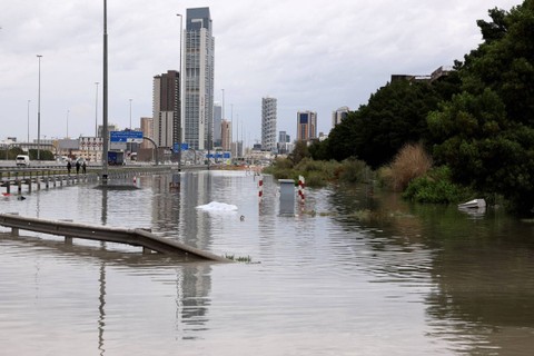 Kondisi banjir akibat hujan lebat di Dubai, Uni Emirat Arab, Selasa (16/4/2024). Foto: Amr Alfiky/Reuters