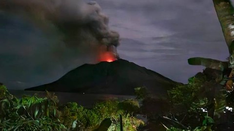 Suasana terkini erupsi Gunung Api Ruang yang ada di Pulau Tagulandang, Kabupaten Sitaro, Sulawesi Utara (Sulut).