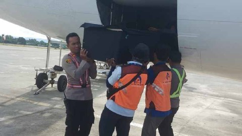 Jenazah Bripda Oktovianus Buara yang ditemukan meninggal akibat dianiaya di Dekai tiba di Bandara Sentani, Kabupaten Jayapura, Papua dengan menggunakan pesawat Trigana, Selasa (16/4). Foto: ANTARA/HO/Dok KP3 Bandara Sentani