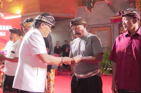 Bupati Badung, Nyoman Giri Prasta, saat menyerahkan hibah uang sebesar Rp 11,9 miliar kepada masyarakat Buleleng. Foto: Istimewa. 