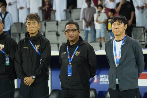 Manajer Timnas Indonesia, Endri Erawan (tengah), bersama pelatih Shin Tae-yong (kanan). Foto: PSSI