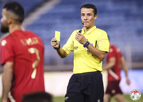 Nasrullo Kabirov, wasit asal Tajikistan. Foto: fft.tj