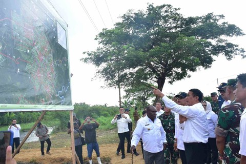 Menteri Pertanian Andi Amran Sulaiman meninjau pemasangan pompanisasi di Desa Amunkay, Distrik Tanah Miring, Kabupaten Merauke, Rabu (17/4/2024).  Foto: Dok Kementerian Pertanian
